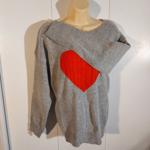 Rickis long sleeve red heart sweater. - Picture 4 of 7